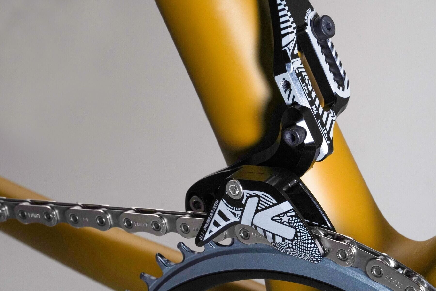 1x Race W Chain Guide, Black Anodised